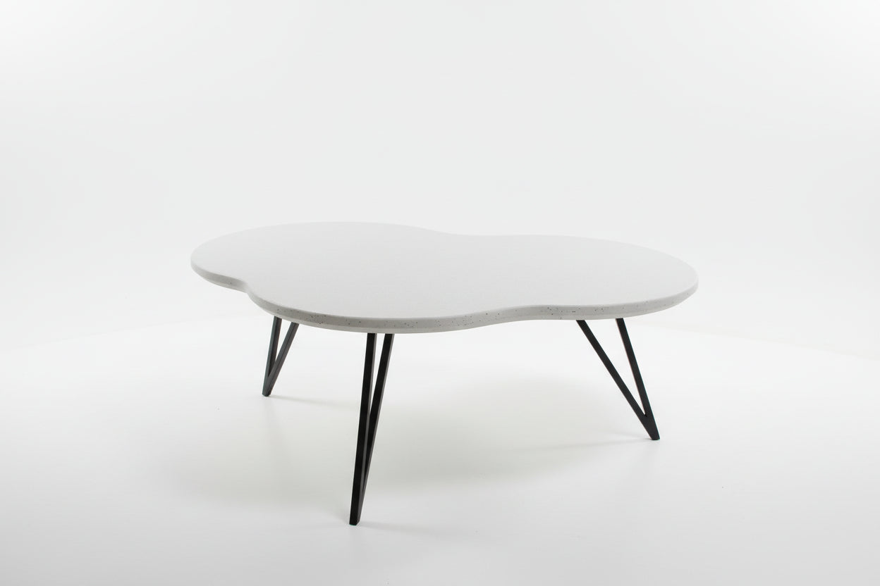 Betonisohvapöytä valkoisella kannella ja mustilla metallijaloilla