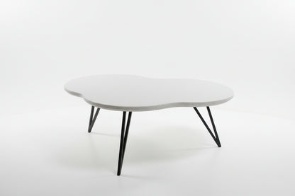 Betonisohvapöytä valkoisella kannella ja mustilla metallijaloilla