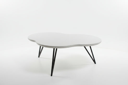 Betonisohvapöytä valkoisella kannella ja mustilla metallijaloilla