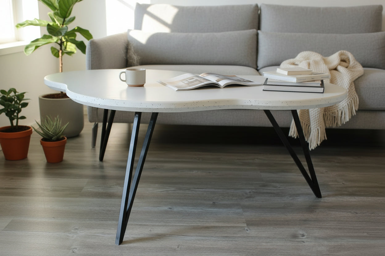 Betonisohvapöytä valkoisella kannella ja mustilla metallijaloilla