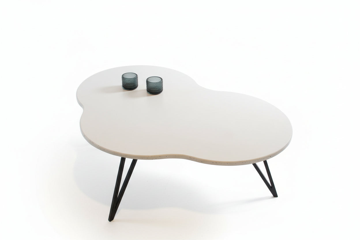 Betonisohvapöytä valkoisella kannella ja mustilla metallijaloilla