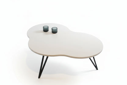 Betonisohvapöytä valkoisella kannella ja mustilla metallijaloilla