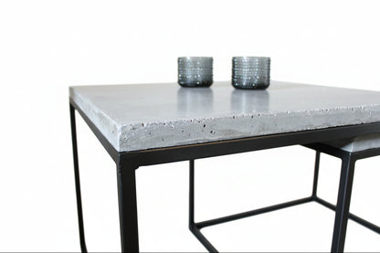 Tummanharmaa betoninen sarjapöytä